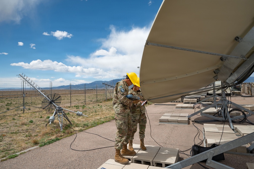 16th Electromagnetic Warfare Squadron Trains with Bounty Hunter