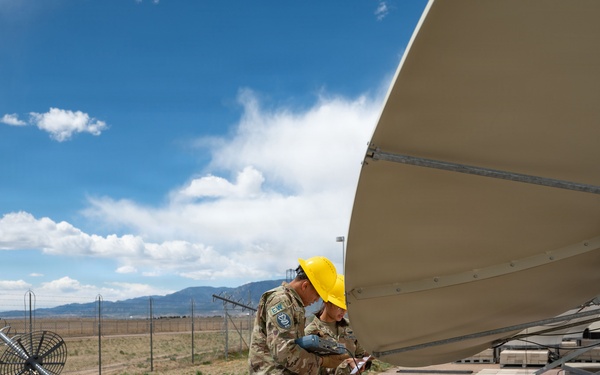 16th Electromagnetic Warfare Squadron Trains with Bounty Hunter