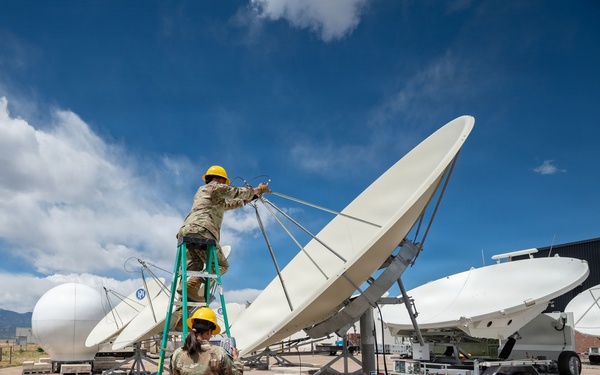 16th Electromagnetic Warfare Squadron Trains with Bounty Hunter