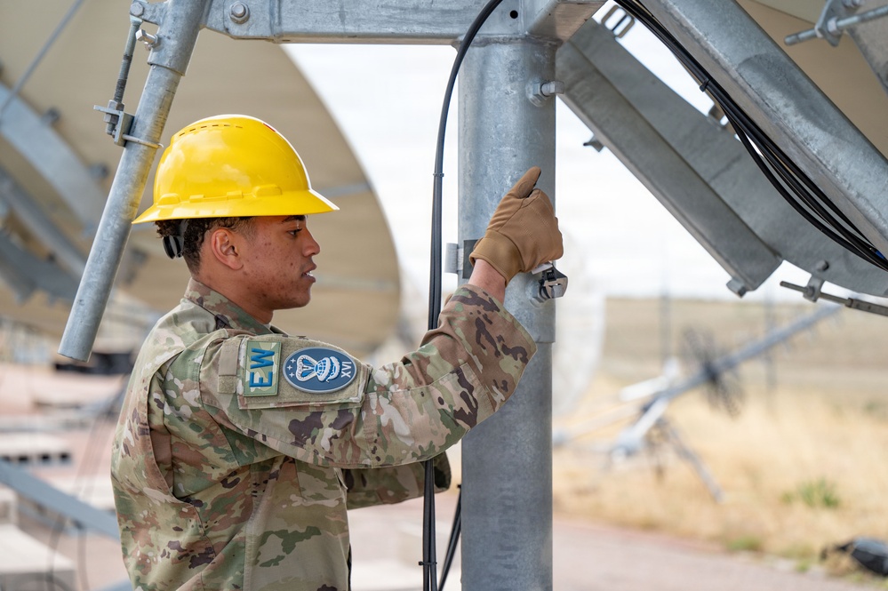 16th Electromagnetic Warfare Squadron Trains with Bounty Hunter