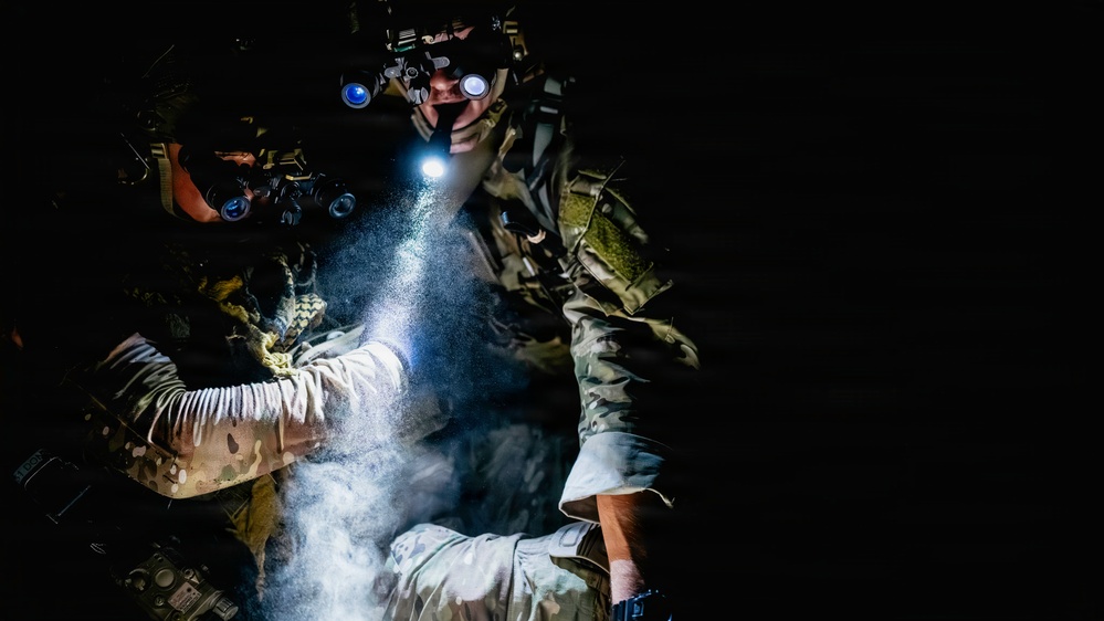 EOD Technicians Conduct a Dismounted Response Drill