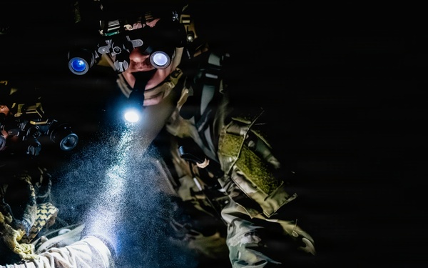 EOD Technicians Conduct a Dismounted Response Drill