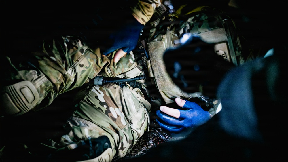 EOD Technicians Conduct a Dismounted Response Drill