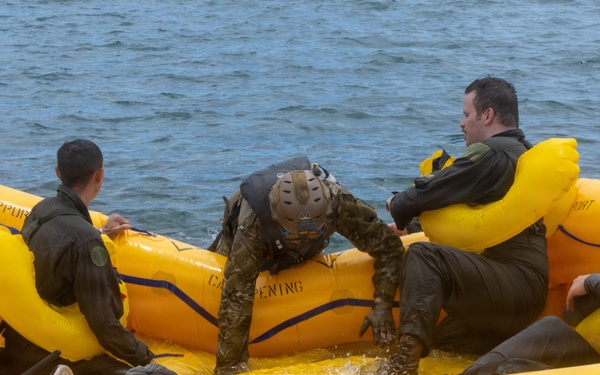15 OSS SERE team conduct water survival training with Marine Corps