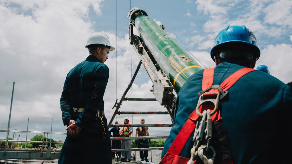 USS Missouri Conducts Torpedo Onload