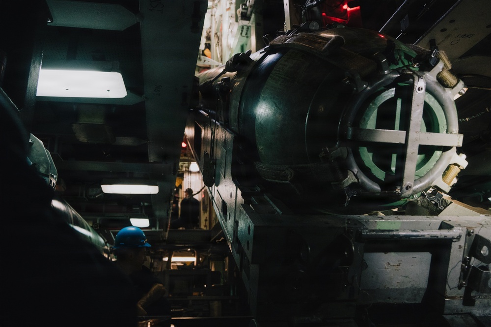 USS Missouri Conducts Torpedo Onload