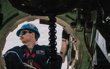 USS Missouri Conducts Torpedo Onload