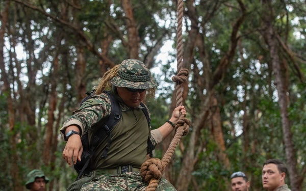 Allied and Partner Forces Conduct a Obstacle Course at Schofield Barracks