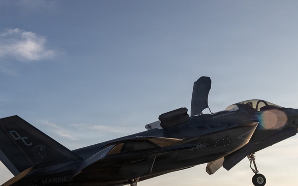 11th MEU Marines, Sailors Conduct Flight Operations Aboard USS Boxer