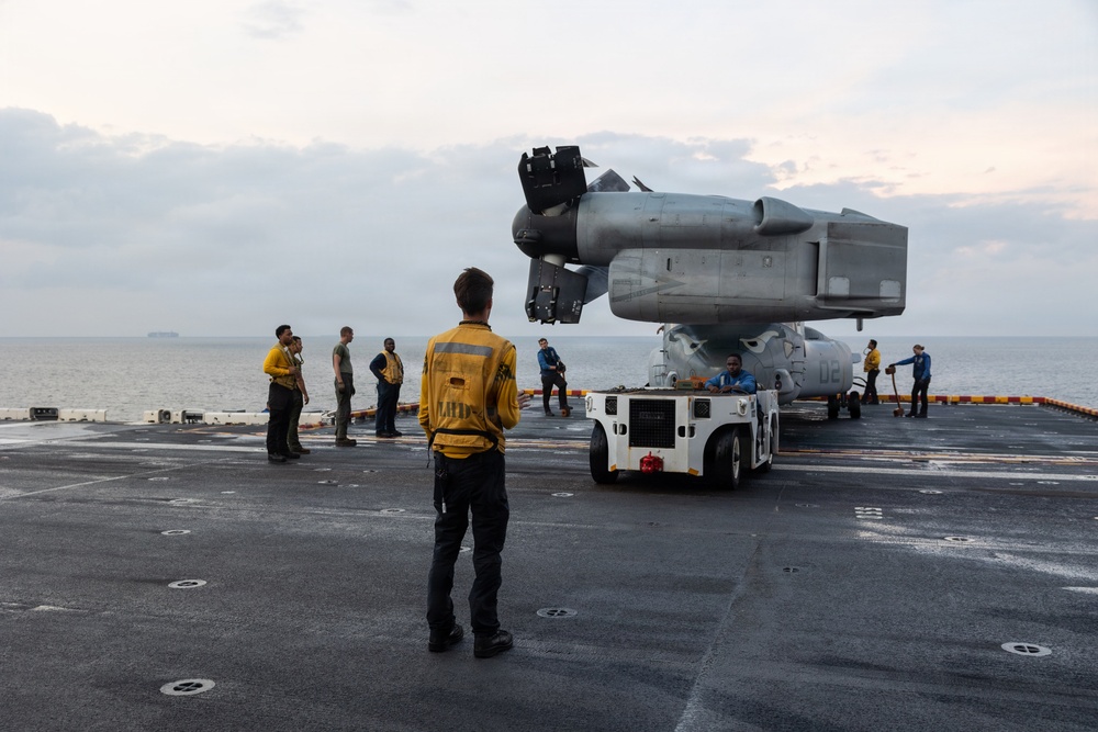 11th MEU Marines, Sailors Conduct Fast-Rope Training Aboard USS Boxer