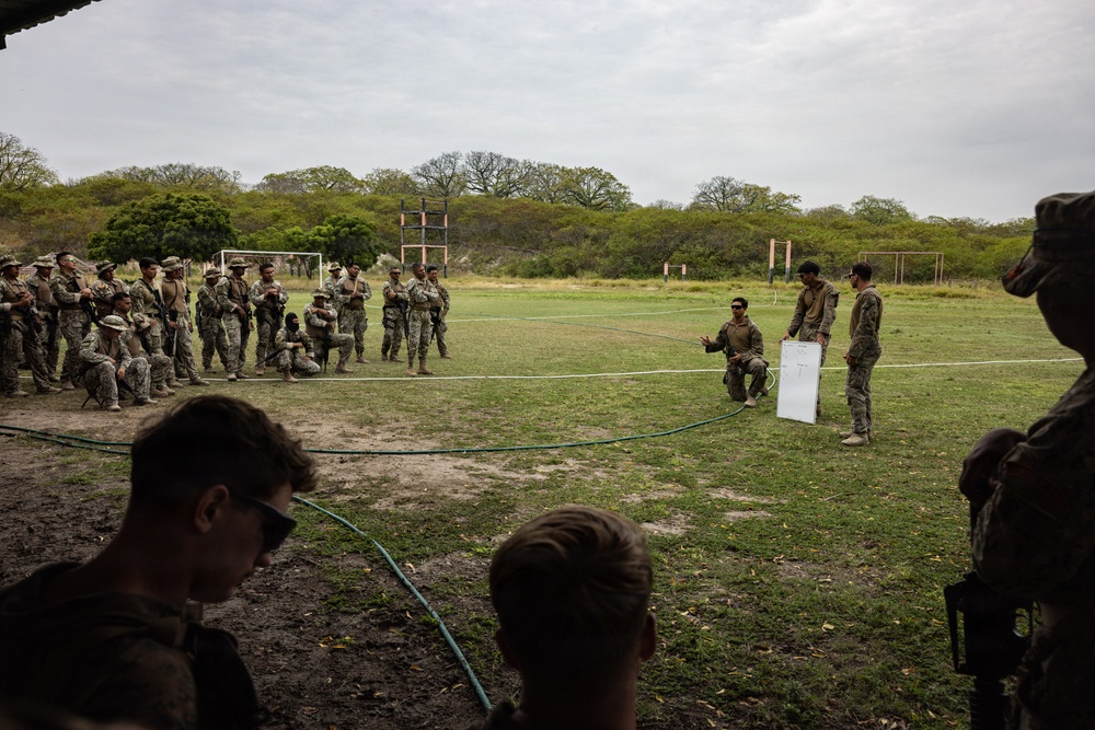 22nd MEU (SOC) | Patrolling Class with Ecuadorian Marines