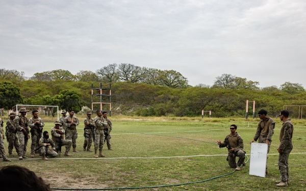 22nd MEU (SOC) | Patrolling Class with Ecuadorian Marines