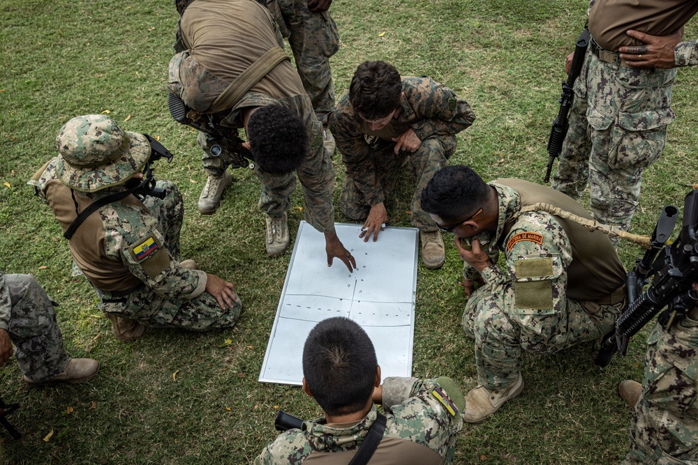 22nd MEU (SOC) | Patrolling Class with Ecuadorian Marines