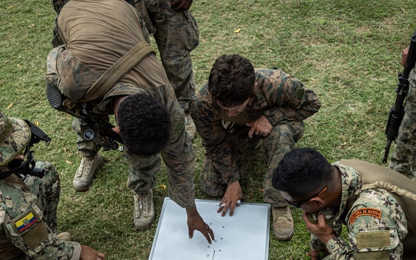 22nd MEU (SOC) | Patrolling Class with Ecuadorian Marines