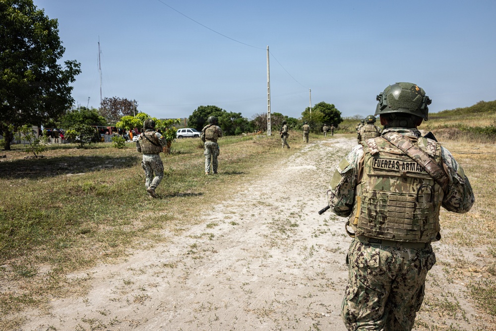 22nd MEU (SOC) | Patrolling Class with Ecuadorian Marines