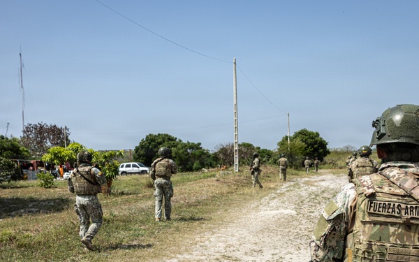 22nd MEU (SOC) | Patrolling Class with Ecuadorian Marines
