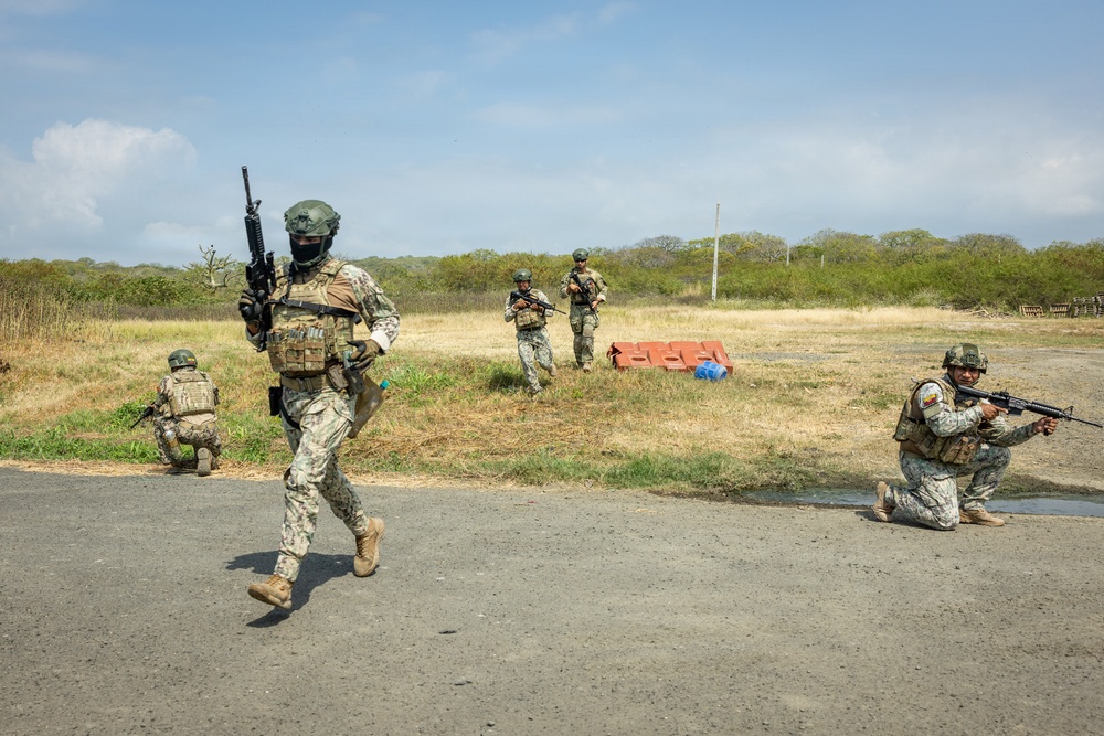22nd MEU (SOC) | Patrolling Class with Ecuadorian Marines