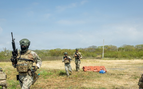 22nd MEU (SOC) | Patrolling Class with Ecuadorian Marines