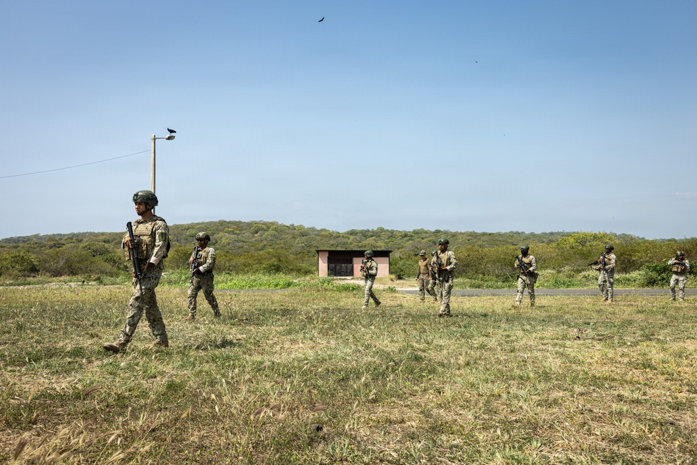 22nd MEU (SOC) | Patrolling Class with Ecuadorian Marines