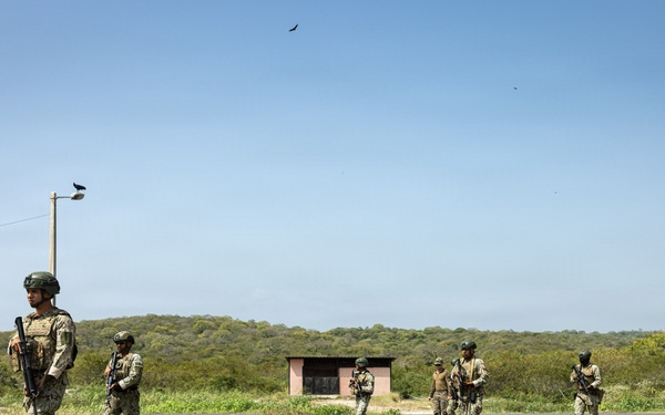 22nd MEU (SOC) | Patrolling Class with Ecuadorian Marines