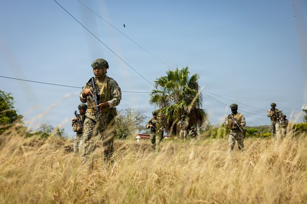 22nd MEU (SOC) | Patrolling Class with Ecuadorian Marines