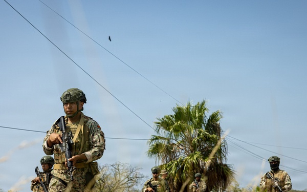 22nd MEU (SOC) | Patrolling Class with Ecuadorian Marines