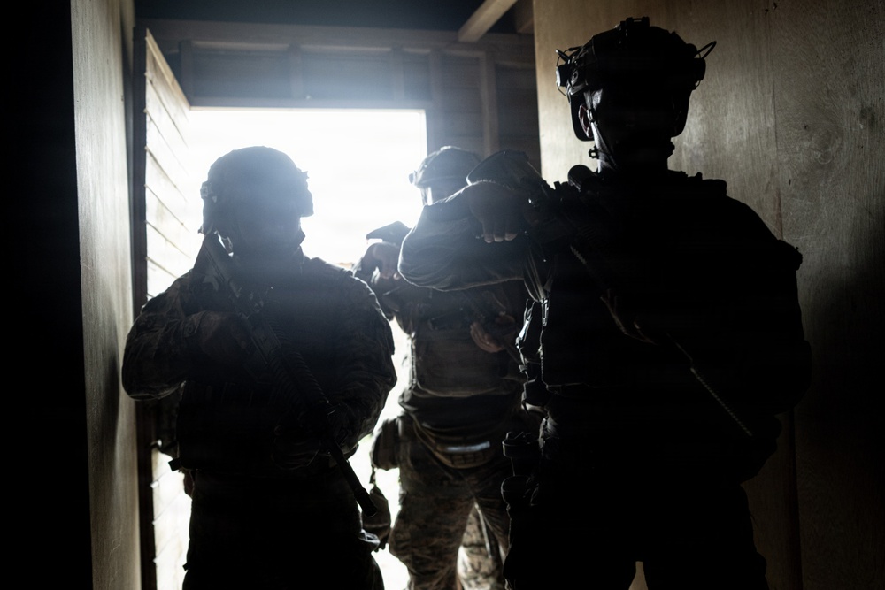 22nd MEU (SOC) | CQB with Ecuadorian Marines