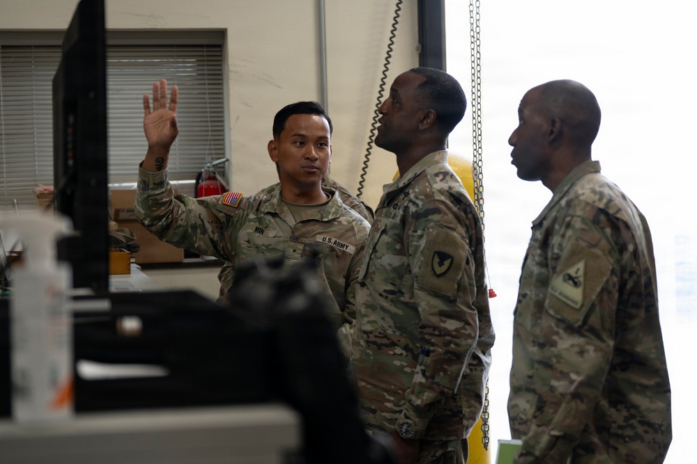 Fort Bliss hosts AMC senior leader, highlighting division and installation innovation efforts