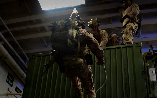 11th MEU Conduct Rappelling Training Aboard USS Boxer