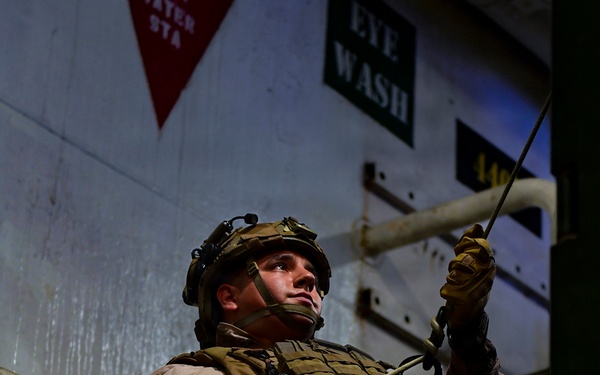 11th MEU Conduct Rappelling Training Aboard USS Boxer