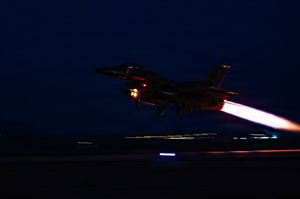 F-16 Fighting Falcons Takeoff