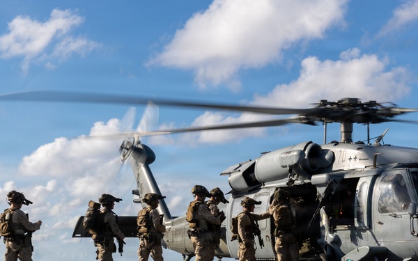 22nd MEU (SOC) | MSPF Fast Ropes Aboard USS Iwo Jima