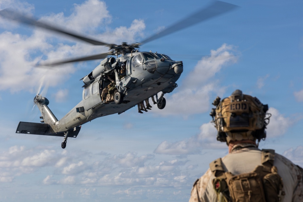 22nd MEU (SOC) | MSPF Fast Ropes Aboard USS Iwo Jima