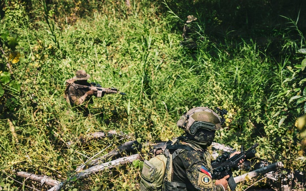 U.S. and Philippine Army Soldiers Execute Joint Jungle Patrol