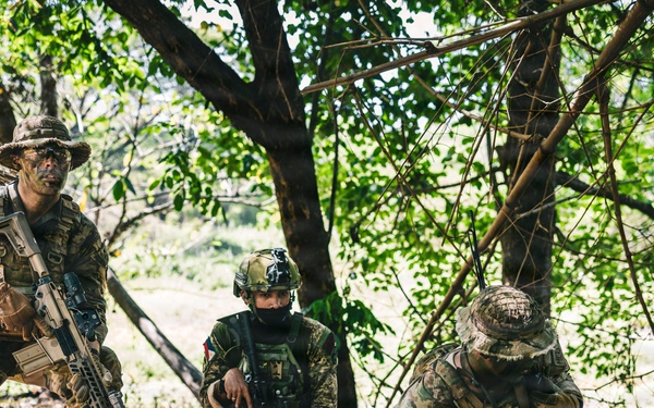 U.S. and Philippine Army Soldiers Execute Joint Jungle Patrol