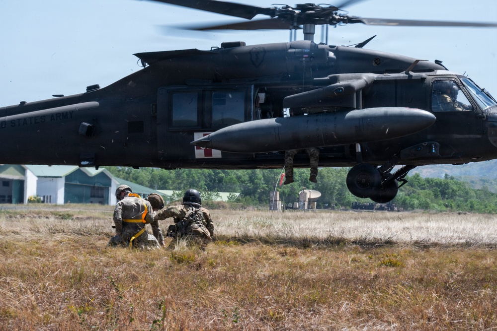 Balikatan 2026: U.S., AFP Soldiers use jungle penetrator devices in Jungle school