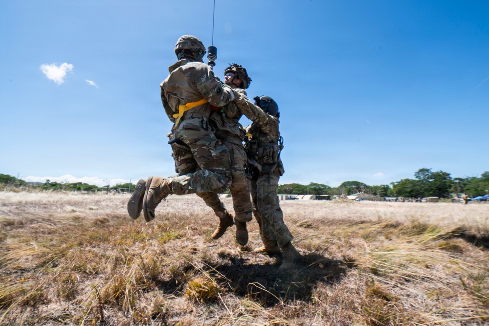 Balikatan 2026: U.S., AFP Soldiers use jungle penetrator devices in Jungle school