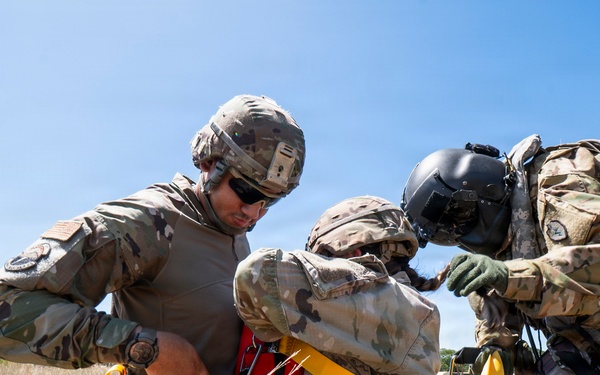 Balikatan 2026: U.S., AFP Soldiers use jungle penetrator devices in Jungle school