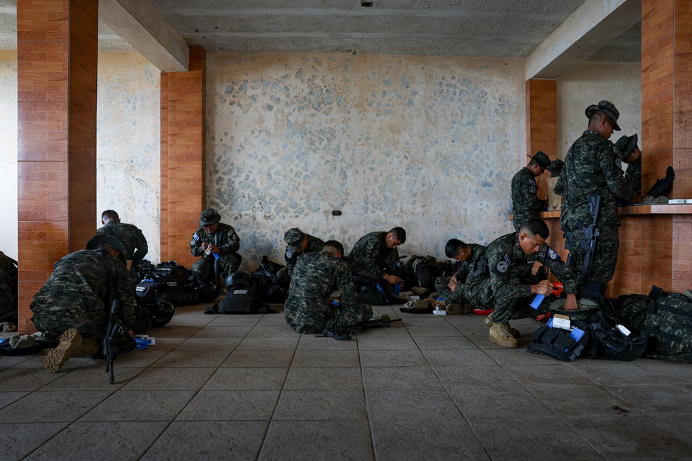 U.S. Marines, Salvadoran marines conduct close-quarters battle training during CENTAM Guardian 2026