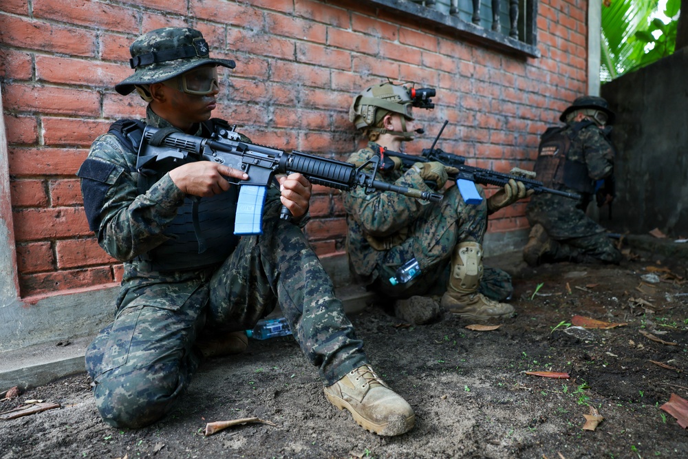 U.S. Marines, Salvadoran marines conduct simulated raid during CENTAM Guardian 2026