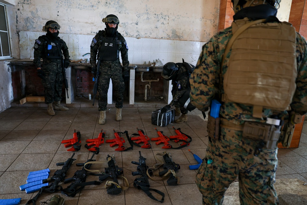 U.S. Marines, Salvadoran marines conduct simulated raid during CENTAM Guardian 2026