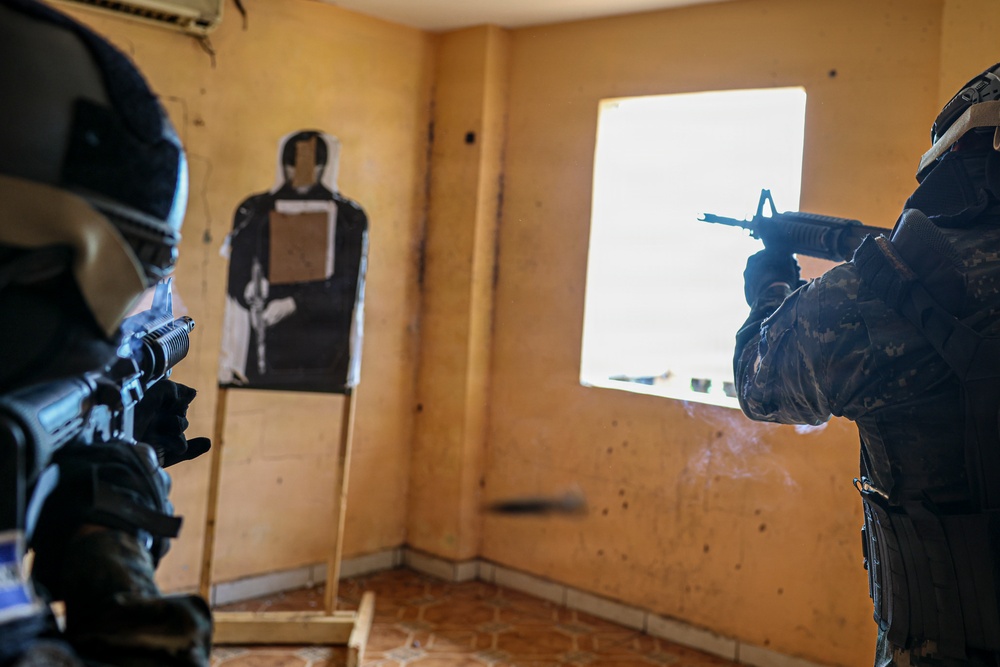 U.S. Marines, Salvadoran marines conduct simulated raid during CENTAM Guardian 2026