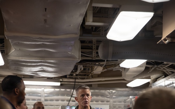 C7F Visits USS Howard (DDG 83)