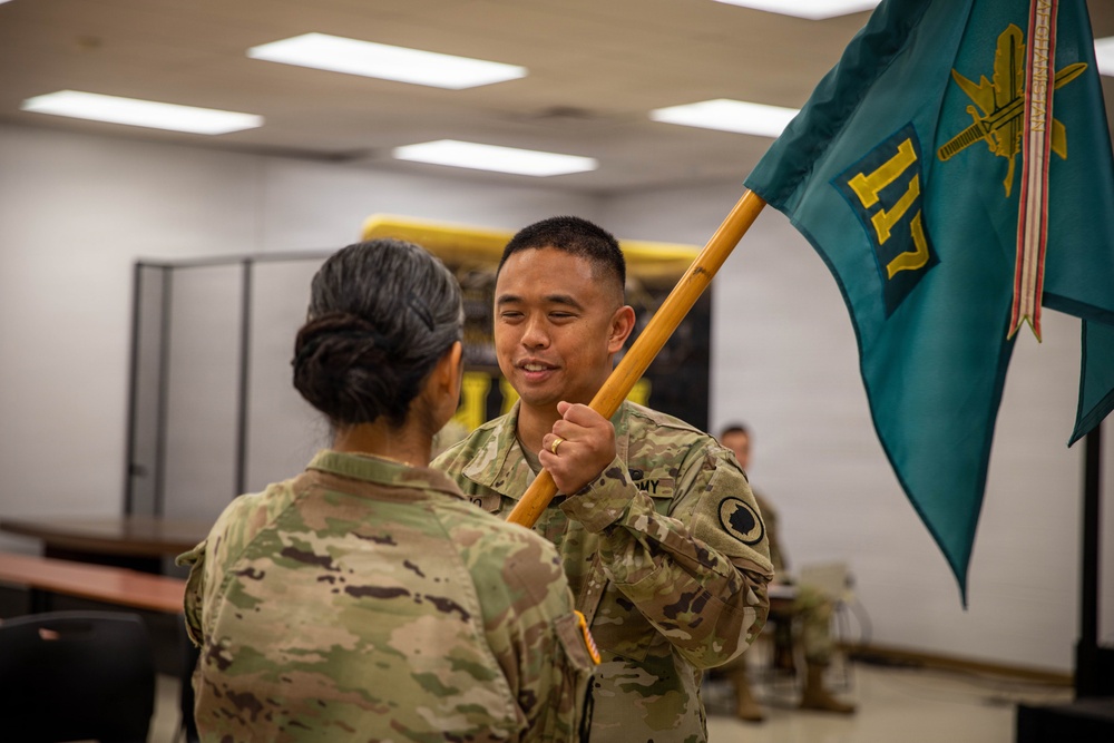 117th Hands Over the Guidon