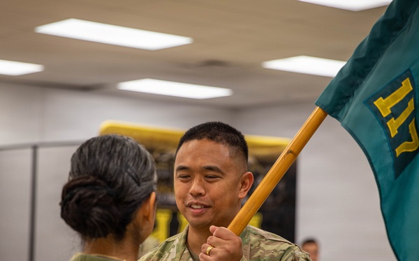 117th Hands Over the Guidon