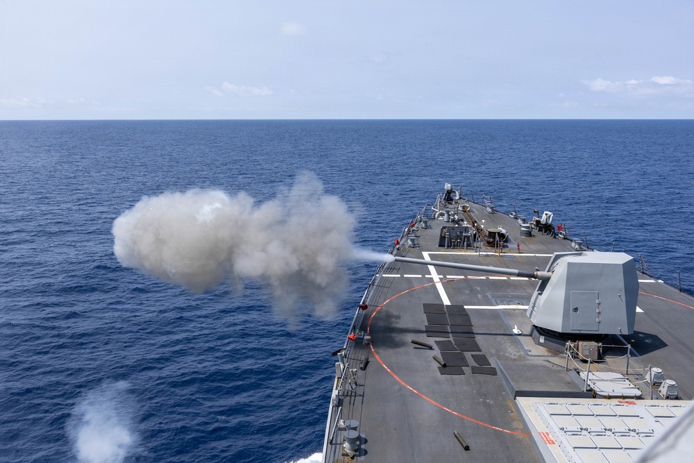 USS Mustin conducts a live-fire exercise with a Mark 45 5-inch gun