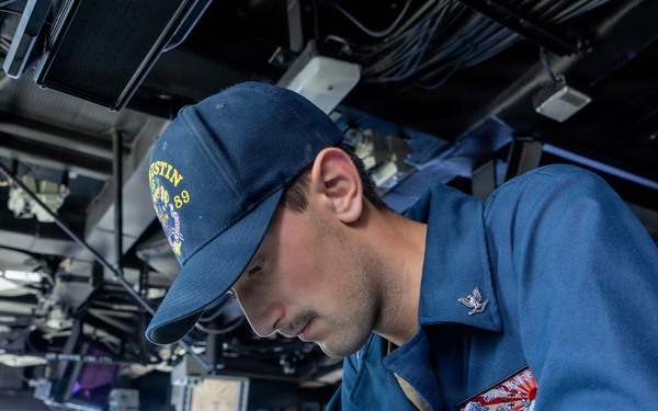 USS Mustin conducts bridge operations