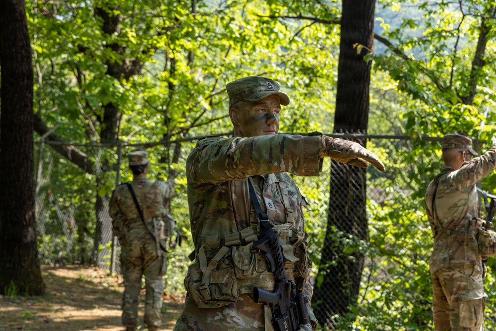 Eighth Army Best Squad Competitors Tests Their Hand and Arm Signals