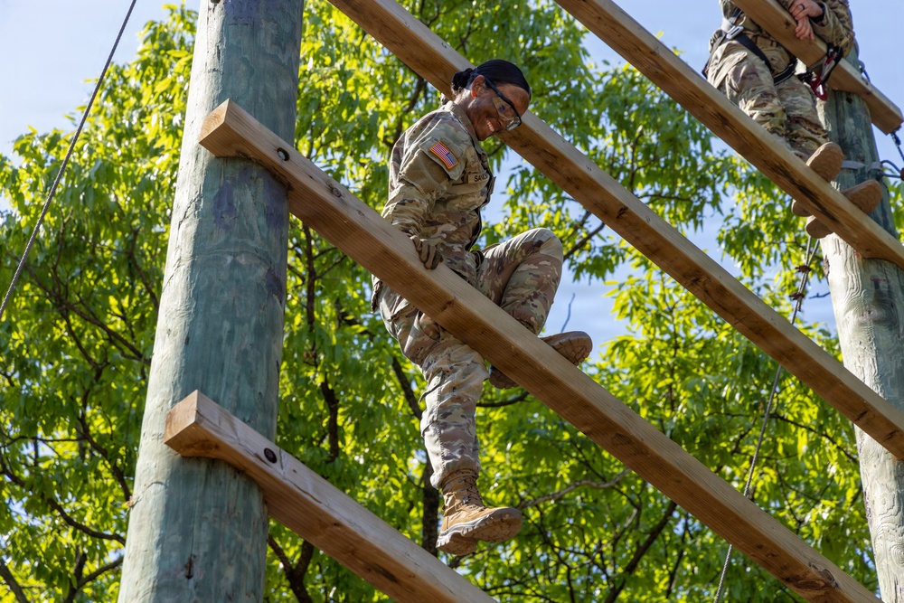 Eighth Army Best Squad Competitors Tackle Obstacles