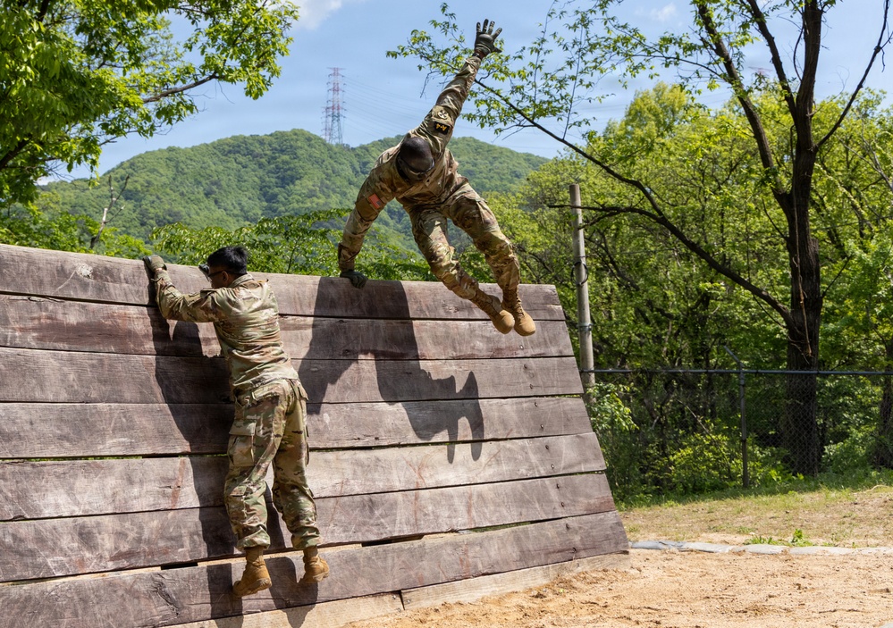Eighth Army Best Squad Competitors Tackle Obstacles